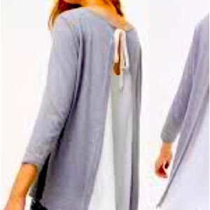 Gray w/white sheer back w/tie.  
Relaxed fit. Great condition. 
Classic & Pretty